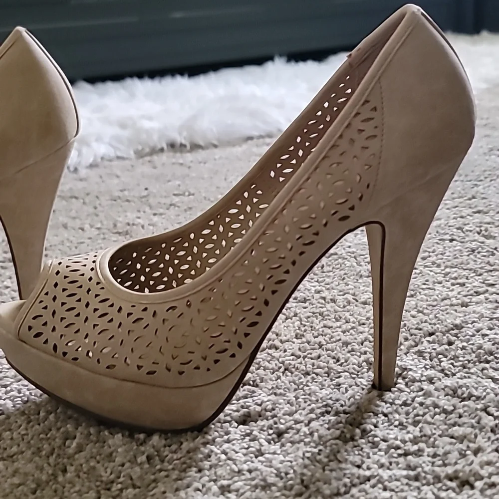 Apt. 9 heels - Picture 2 of 4